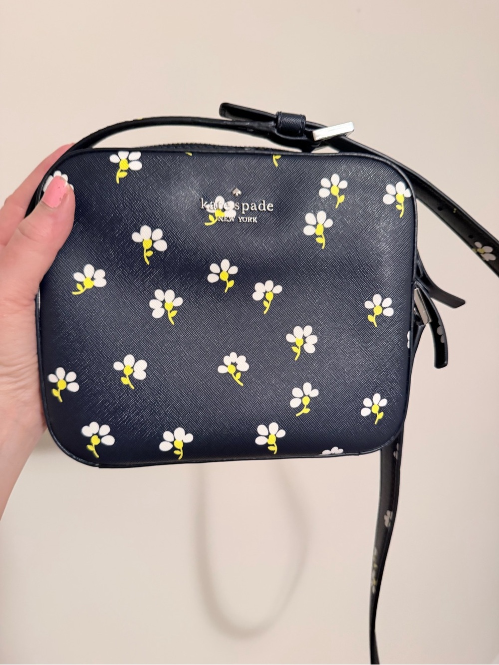 kate spade Newbury Lane Daisy crossbody with white and yellow blooms - Picture 15 of 16